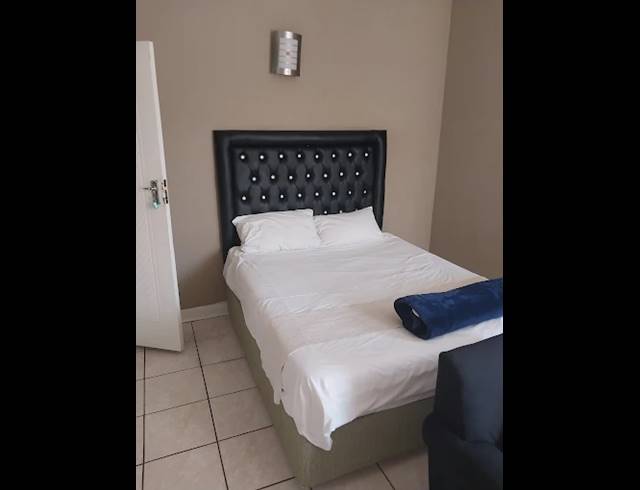 2 bed property to rent in HIGHLANDS NORTH